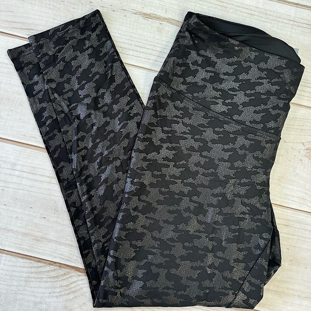 Chico’s Zenergy Slimming Black & Shimmer Black Camo Print Ankle Leggings 2/L